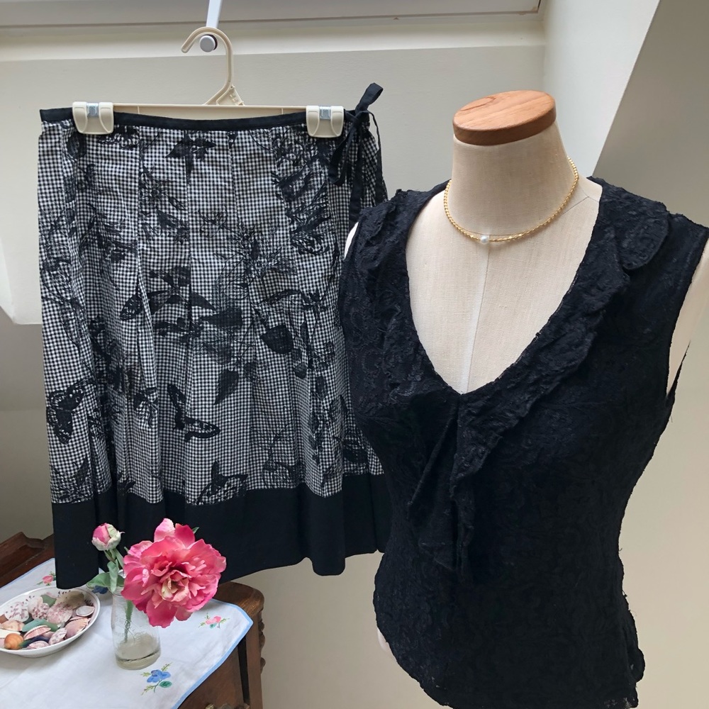 Talbots pretty size 8p black and white skirt.